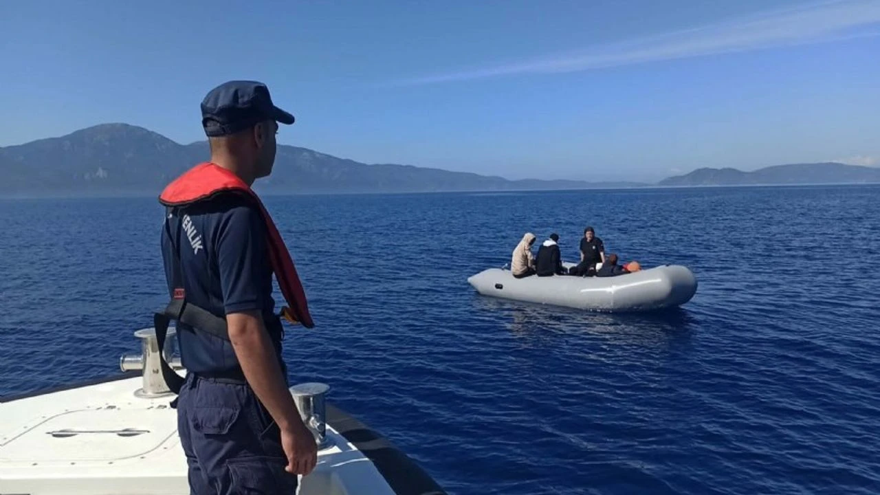 Türk karasularına itilen 16 düzensiz göçmen kurtarıldı