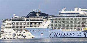 347 metrelik Odyssey ve 333 metrelik MSC Fantasia Kruvaziyer Gemisi Kuşadası’nda