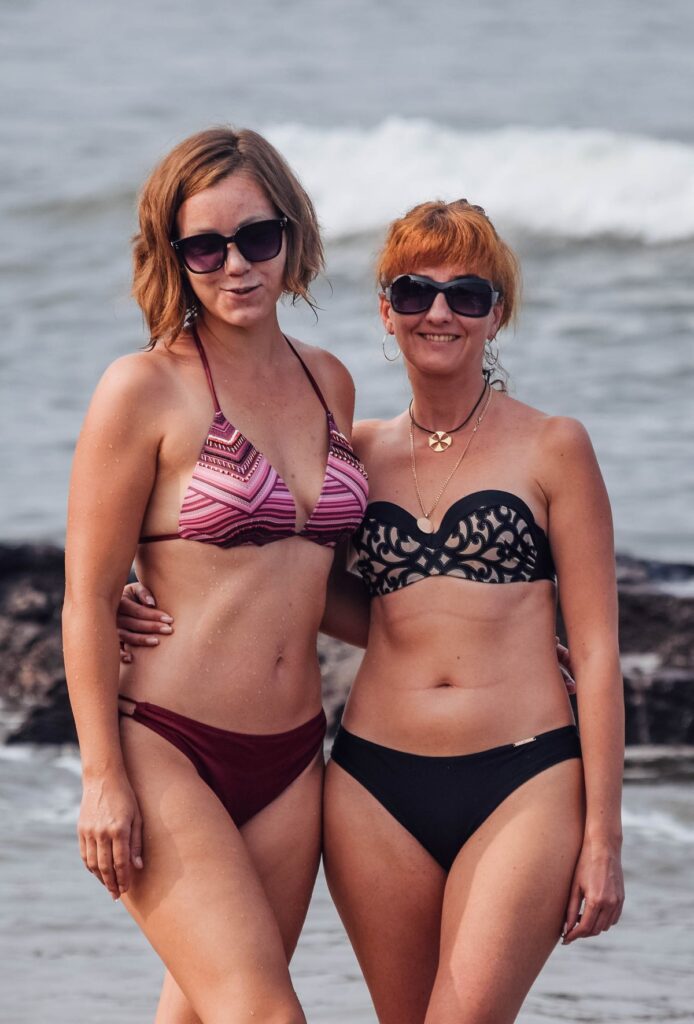Plajda şezlonglar